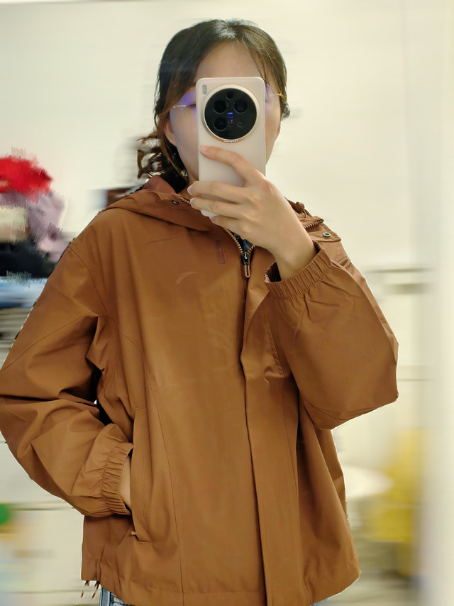 发现一套安踏可情侣的风衣外套！
