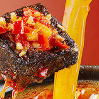 黑色经典长沙臭豆腐：传统与现代交织的味觉盛宴