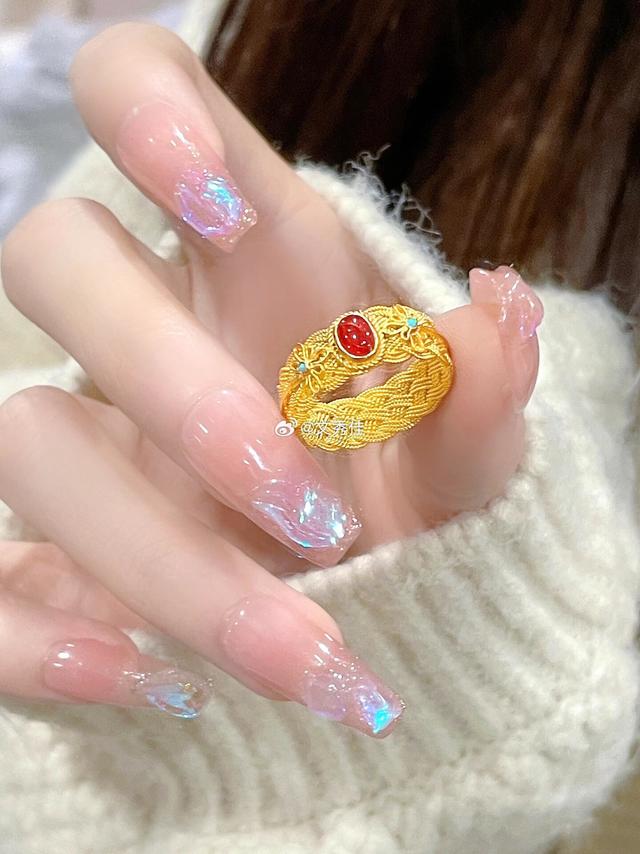 #微博兴趣创作计划##饰放真我#曼卡龙凤仪系列配饰，演绎古典韵味的时尚传奇。我最近发现了一组超绝的时尚配饰，来自曼卡龙凤仪系列，真的被它们的古典魅力深深折服。【曼卡龙凤仪系列戒指：古典与时尚的完美交融