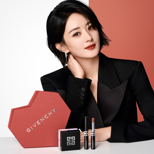 宝子们，七夕约会妆都给我支棱起来！赵丽颖同款纪梵希「爱无所限」绒雾持妆礼盒也太香了吧～全新G细管口红涂上是心动信号，绒雾散粉直接拿捏全天候精致底妆，再喷点纪梵希香水，氛围感直接拉满！这个七夕，让TA沉