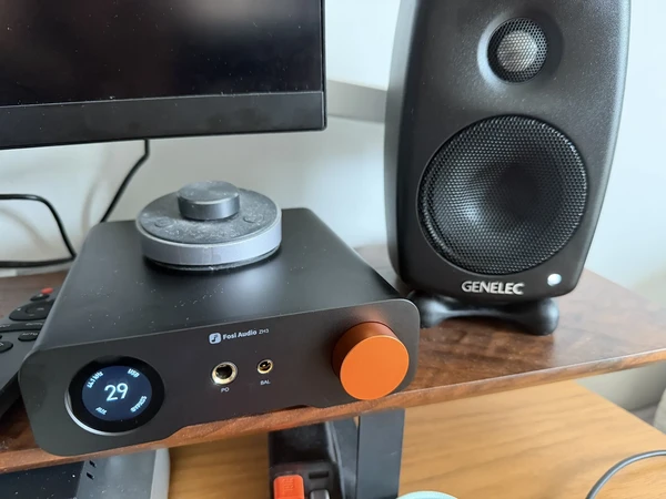 Fosi ZH3，真力G1。这个解码一体机，功能强大，usb输入连接电脑，配合HDMI信号分离器连接SP5和switch切换使用是非常方便。音箱搭配的是真力G1，能够完美发挥出这个小箱子的实力。这一套