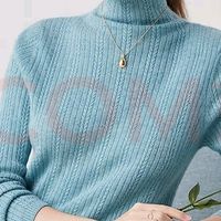 高领绞花设计，保暖与美学兼备