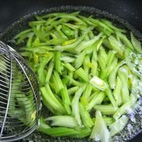 芹菜干是直接晒干还是焯水？哪个更好？