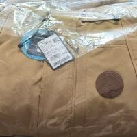 情侣款羽绒服：温暖与时尚兼备