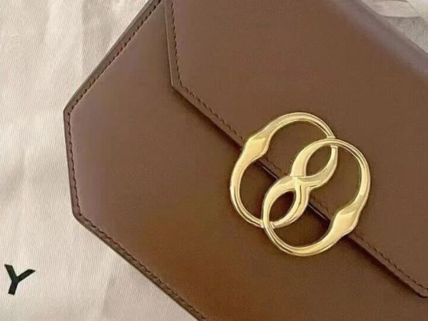 BALLY女士穿搭｜跟着关晓彤，解锁高级感穿搭密码