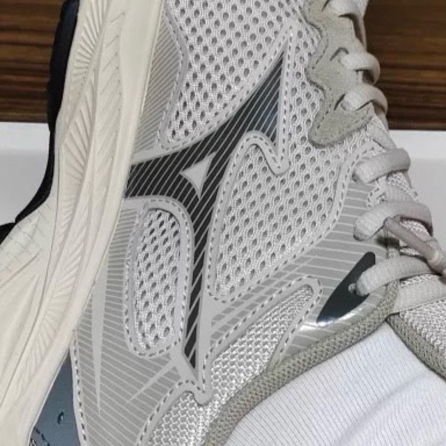 美津浓你别太离谱！200多的鞋穿三年还没拆封，21又打折