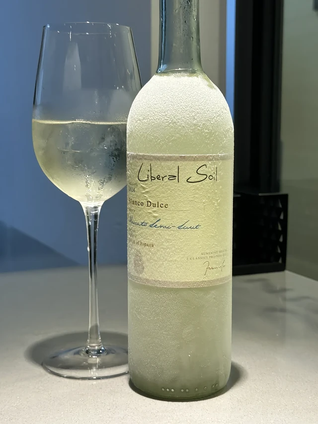 是真tm很好喝啊！喝之前一定要充分冰镇
但冷藏几小时就好，不要冻
半甜的莫斯卡托很清爽
喝起来像酸酸甜甜的柚子汁
柠檬、山竹、茉莉花、白桃
甜度像白桃，酸度像5分甜的金桔柠檬水
整体比较柔和
酒精度：