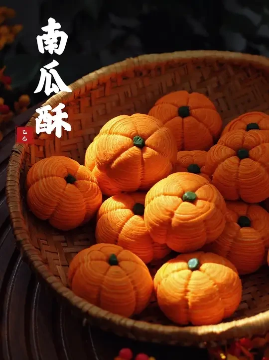 沉浸式｜做100款中式酥点｜南瓜酥厨师机配方
（大包酥详尽版）大家好，万圣节就要到了，本期分享一款南瓜酥的制作方法，南瓜本身也有着丰收富足，吉祥纳福之意，很适合接下来的新年氛围哦！这次特别研究了和南瓜