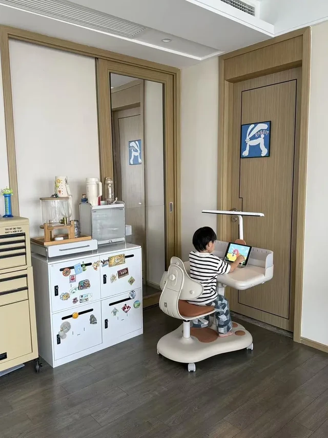 几百块的一体式学习桌椅也很香！