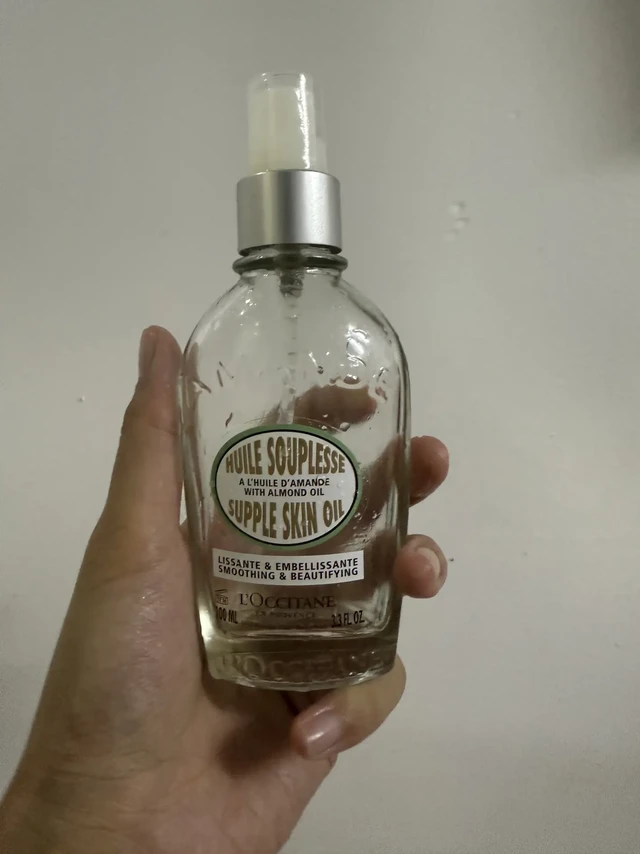 跟风入手了欧舒丹这款美肤油，确实好用，而且比其他美肤油要清爽很多，缺点就是价格贵，量小，这一瓶我差不多每天都用，1个月不到就空瓶了。（不过这些是我自己穷，我自己的缺点[哭惹R]）喷头有点小硬，味道不用