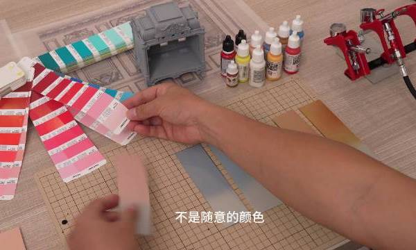 ❦掌中微缩｜洛可可·芙洛莉娅玫瑰厅❦指尖摩挲过细腻的纹路，仿佛闯进了法式古堡的秘密花园，每一处细节都在悄悄诉说着浪漫。揣在兜里、摆在书桌，连日常都变得温柔又有仪式感，这大概就是把美好浓缩成方寸的快乐吧