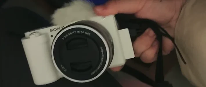 索尼 ZVE10，拍视频自带 “专业滤镜”​