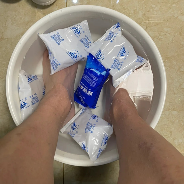 足底筋膜炎疼痛难忍？照这个方法坚持做：