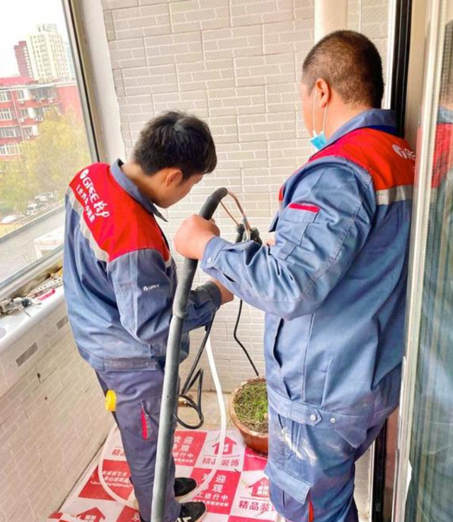 买空调是选美的还是格力？看看空调安装师傅怎么说