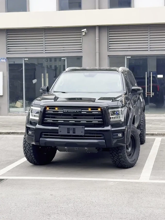 哈佛H5改装案例分享。🔥哈佛H5深度改装第二弹，这次升级完直接帅到飞起！
1️⃣外观改造：换了越野轮毂配AT轮胎，视觉冲击力拉满，走烂路再也不担心打滑～
2️⃣性能提升：加装了升高弹簧和氮气减震，底盘