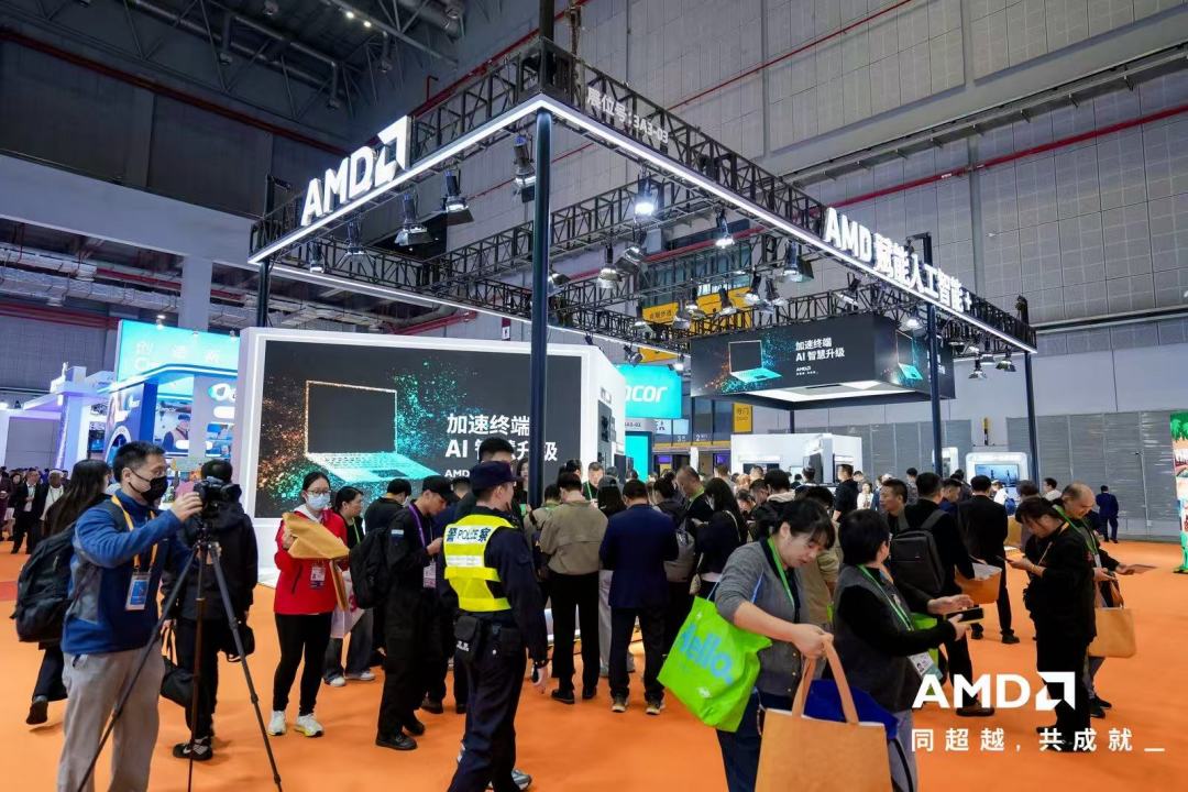 极摩客携EVO-X2联合AMD参加上海进博会,推动人工智能在实体经济中的落地