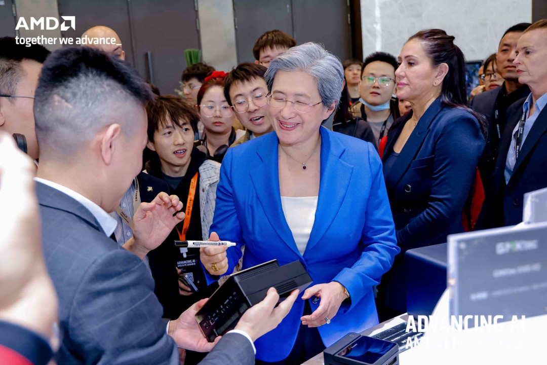 极摩客携EVO-X2联合AMD参加上海进博会,推动人工智能在实体经济中的落地