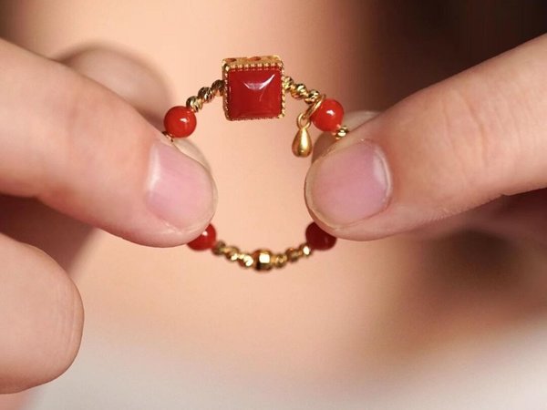 阿卡珊瑚戒指，指尖的“牛血绯红”，把中式富贵戴在手上。 牛血红珊瑚米珠如凝脂般莹润，搭配18K金镶的“小方糖”主石，红与金的碰撞瞬间点燃中式奢华感，任谁看了都得感叹一句“移不开眼”。 手工打造的细节处