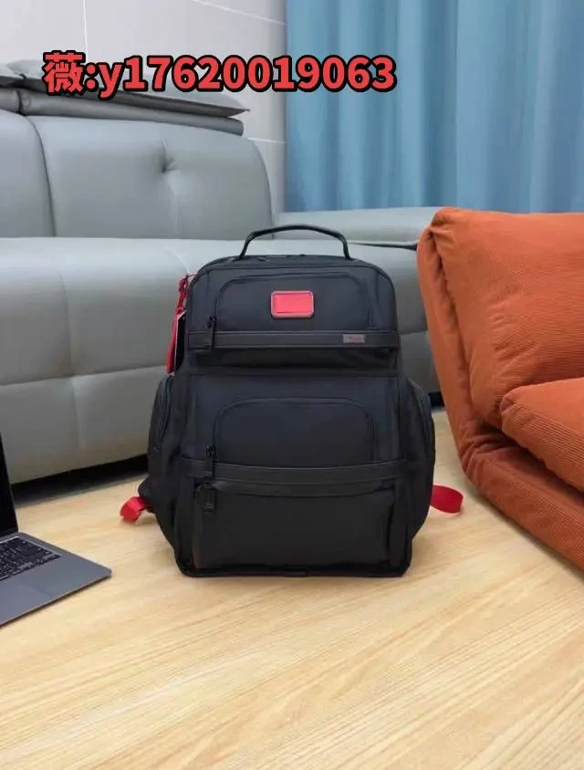 TUMI途明Alpha 3系列双肩包，黑红配色限定款，弹道尼龙材质，商务通勤必备！
- 品牌：TUMI/途明
- 成色：全新
- 款式：双肩包
- 尺寸：43×30.5×20.5cm
特点：
- 内部