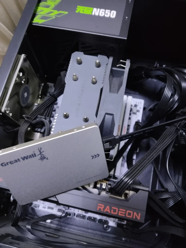 #组装机 #电脑 #固态硬盘
咸鱼350块买了全新未拆封的SATA1t的固态，电脑配件溢价太严重了也，忽略我凌乱的机箱，原先512的不够用，还是去年自己组装的，欢迎大家讨论关于电脑的所有问题#电脑小白