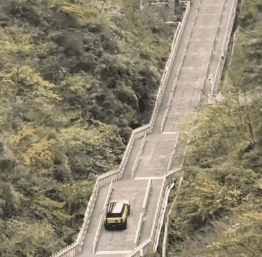 奇瑞复刻路虎攀爬天门山天梯 结果溜车撞断护栏！景区回应：游客暂时上不了天梯