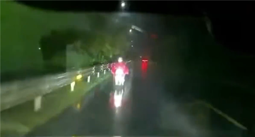 有功能不会用 司机雨天开车伸手擦车窗除雾：不慎撞人致死