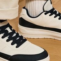 安踏厚底板鞋：轻便与增高兼备