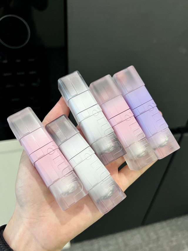 这周四的福利是uhue给的！！！！不只是超级便宜，办公室姐妹试了都觉得质地很不错评揪3️⃣个宝一人一支留言喜欢的色号！！这次骨折的温差系列是薄雾丝绒质地！嘎嘎丝滑😌涂起来很轻薄不会拔干（挺像毛戈平唇釉