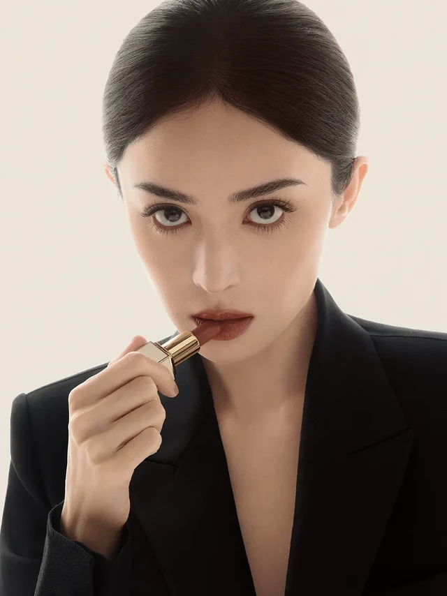 TOM FORD BEAUTY中国区大使@娜扎nz ，
亲选全新「禁忌香草」限定黑管口红#TF100大秀裸棕 ，
利落裸棕，交织撩人赤色。
似拂面秋风，汹涌亦克制，
她的绝色，愈无害，愈危险。
#TO