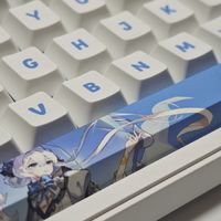 快看，这把键盘上的小狐狸好可爱。玩电竞，没有好的装备真不行。