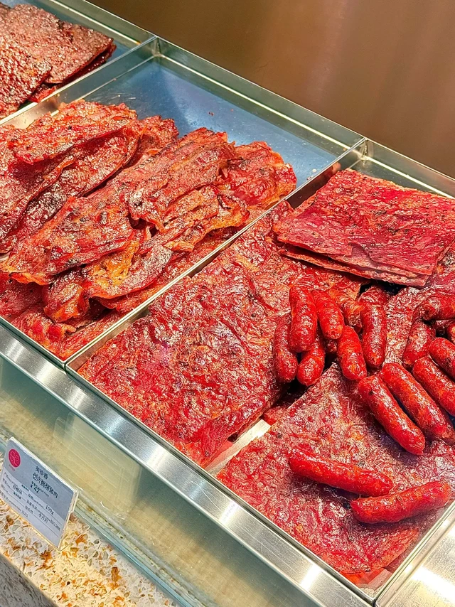 谁懂美珍香猪肉铺带来的快乐！师傅现场烤制，一进店香味就直往鼻子里钻。猪肉铺纹理清晰，肉质紧实，咬下去先是淡淡的鲜甜，接着肉香在嘴里散开，越嚼越香。就是价格有点小贵，但偶尔买来解馋，真的幸福感爆棚，超推