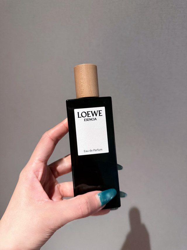 #卓卓安利# 秋冬香水我强推loewe这支黑色圆舞曲edp 喜欢木质调的百分百会爱死 谁用谁是大美女 虽然专柜定位是男香 但我觉得整体属于非常性感神秘的味道 刚喷的时候攻击性会强一点 掺杂一些柑橘调