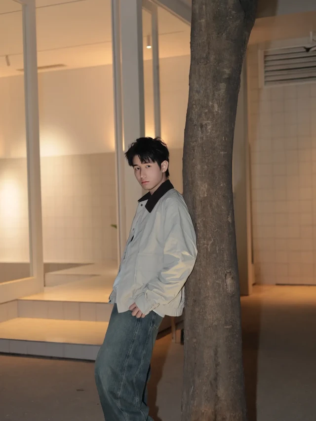 男生早秋穿搭｜一件卫衣穿出两种风格，这波操作绝了！
	
谁能想到一件卫衣能承包我早秋所有场合的穿搭？美邦这件米白色卫衣真的绝绝子！
单穿Look：
简约的米白色超干净，胸前小标设计低调又有细节感。版型