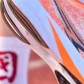 男女款颜值性能双在线，超轻减震 + 透气 buff 叠满！