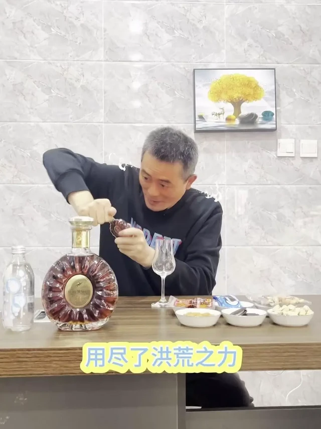 干邑怎么喝？这三种方法绝了！🍷。人头马XO的香味真的很绝，多种水果和花香交错在一起，入口像天鹅绒般丝滑，酒体饱满，果香花香的交错感特别浓厚。 
它的喝法主要有三种：纯饮最能感受原本的风味，加冰会让口感