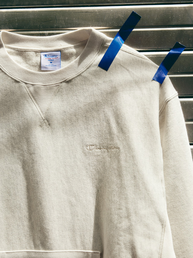 比起一件衣服，Champion Reverse Weave® 经典卫衣更像一块流动的灵感画布，被一代代充满创造力的穿着者拥抱、涂抹和重塑。标志性宽松廓形、Reverse Weave® 横纹编织、「C」