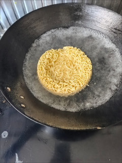 国民泡面yyds！白象老坛酸菜面太香了