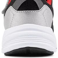 斯凯奇秋冬运动鞋：透气轻便之选