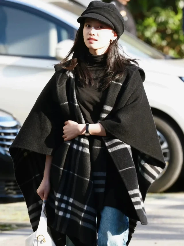 当你独立的时候，你所散发的轻松感、自然感、无束缚感更迷人 
/𝐁𝐮𝐫𝐛𝐞𝐫𝐫𝐲 博柏利黑色格纹 双面连帽斗篷 ¥1280/ 
#burberry巴宝莉 #斗篷大衣 #博柏利burberry #张婧怡同