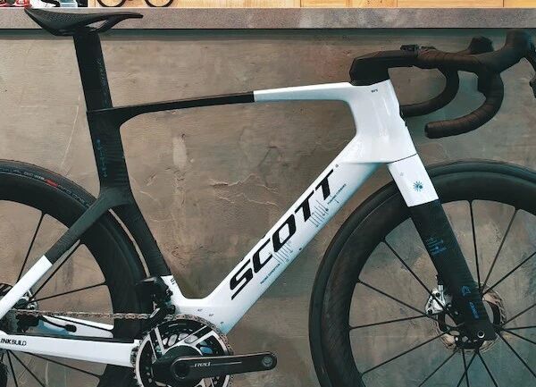 7kg的顶级气动公路车 装一台Q36.5队版的SCOTT FOIL RC