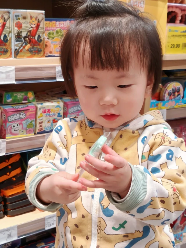 宝贝在超市吵着要吃糖？