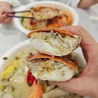 宁波海鲜面图鉴：现捞泼天鲜，蟹黄浸面汤，舌尖漫游凌晨海港烟火