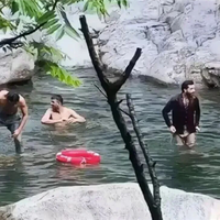 疑三名印度游客公然洗澡引网友愤慨 庐山石门涧景区道歉