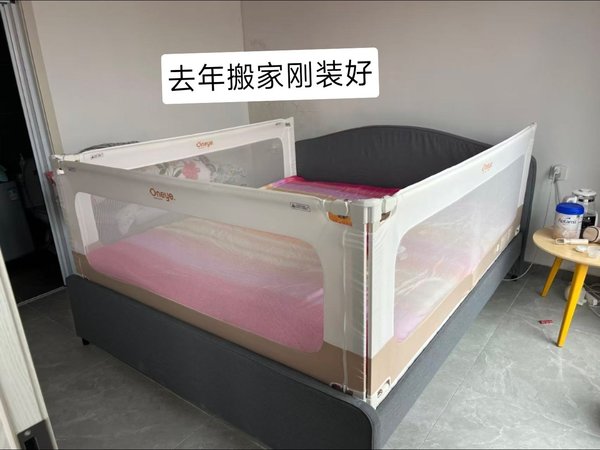 我们家买的丸丫K2床围当时我还在犹豫要不要装床围我姐和一个闺蜜强烈建议我一定要装而且不要买防摔蚊帐就是一步到位买三面床围如果有条件 就弄打孔版的能够钉在床板上更结实我最先还有些犹豫毕竟我们小时候都没有