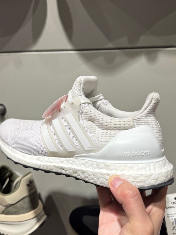 阿迪达斯跑鞋