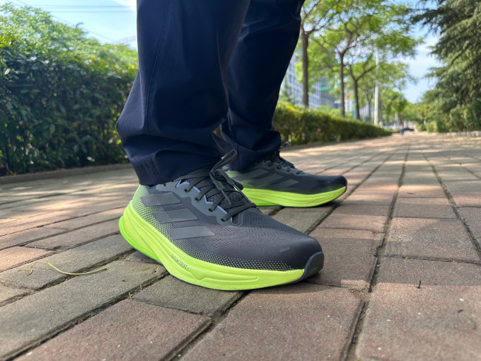 阿迪达斯跑鞋