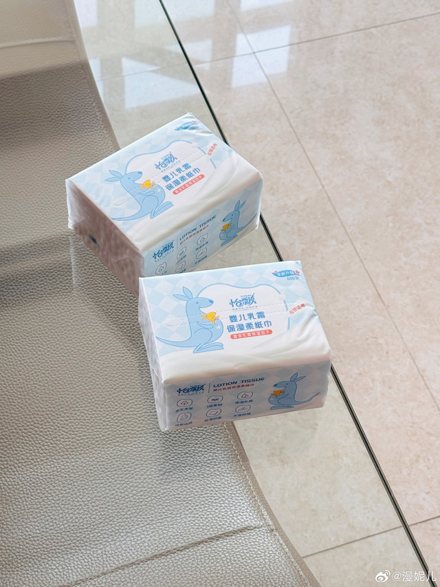 谁能懂随身装着乳霜纸到底有多香！ 普通纸巾顶多算“软”，怡飘这款三层加厚乳霜纸，湿水后韧得特别抗造，软的同时还能做到完全不会轻易破！ 它0荧光剂、0甲醛、0重金属，蛮让人放心的！做了功课的它是用高温杀