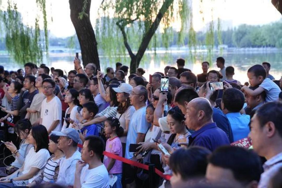暮色琴弦:城市公园遛弯邂逅露天音乐会的治愈奇遇