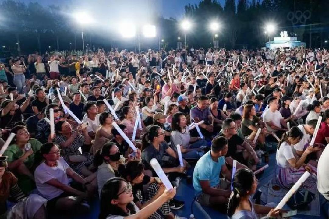 暮色琴弦：城市公园遛弯邂逅露天音乐会的治愈奇遇