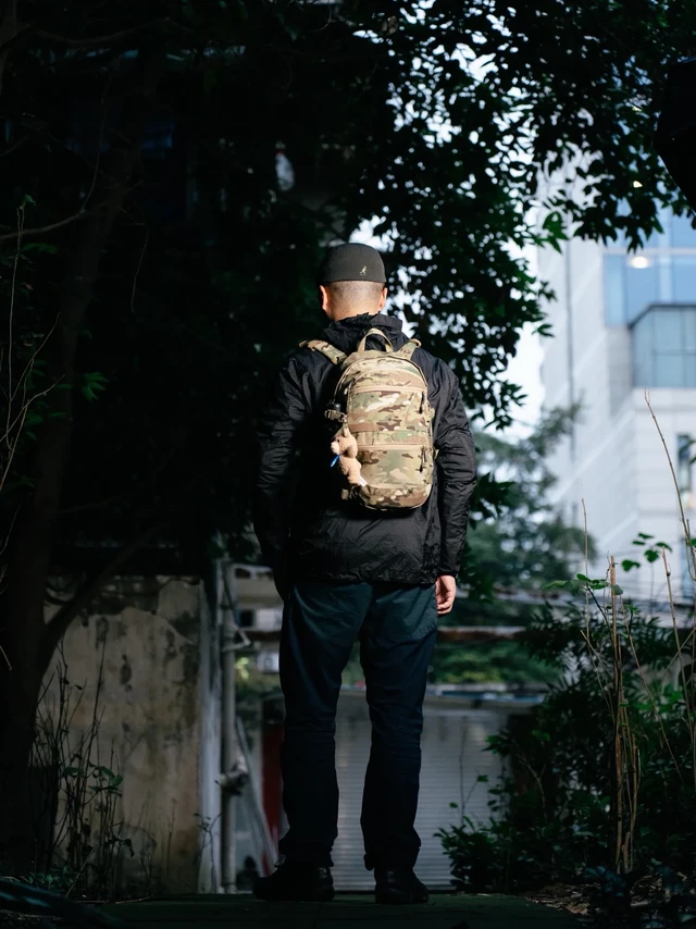 超有战术的通勤背包AVS1000。作为CP在十年前推出的一日突击背包，crye原品是绝对买不起的，双十一大促入手pew复刻才能勉强过日子这样子😁 
优点：
✅tegris背板硬挺有型，不论是视觉还是背